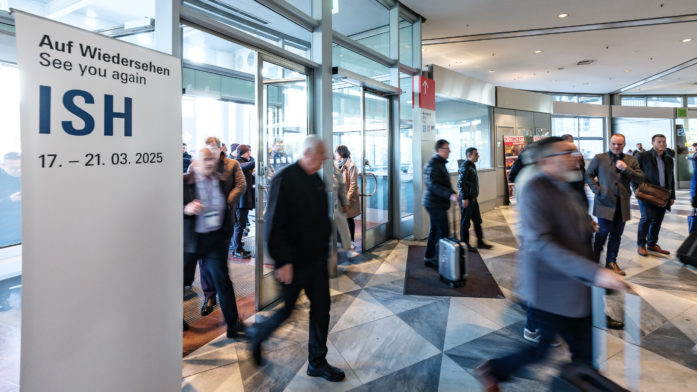 Barrierefreiheit im Fokus: Unser Aufmacherfoto zeigt Messebesucher am City-Eingang der ISH 2023.